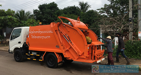 SAMCO bàn giao 01 xe chở rác HINO cho Công ty cổ phần Champaclean của Lào
