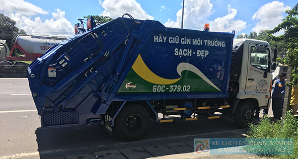 SP.SAMCO handed 01 Bulldoze garbage truck to Quyet Tien Cargo Loading Cooperative