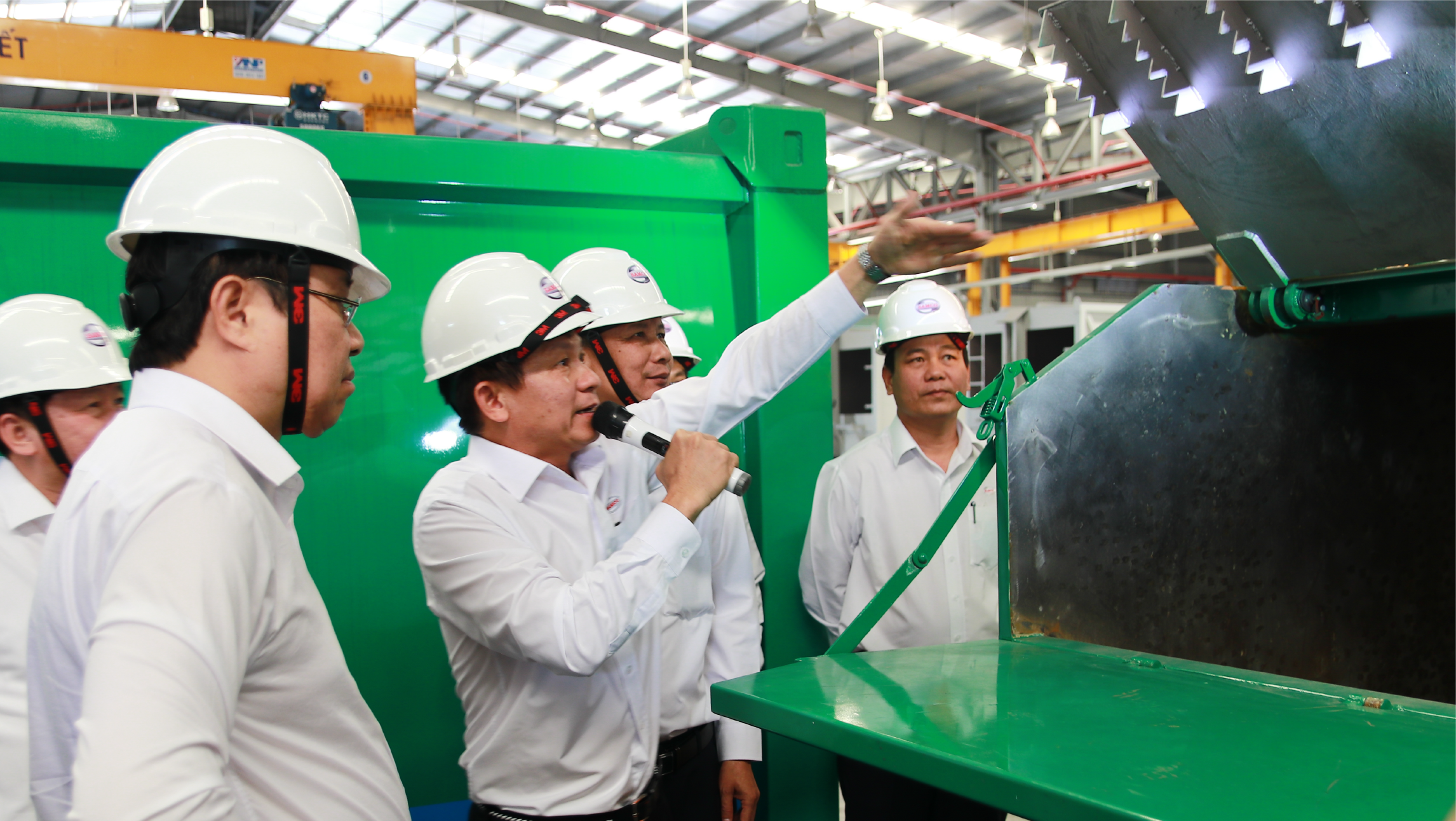 Chủ tịch UBND TP. Đà Nẵng tham quan nhà máy và tìm hiểu mô hình Trạm ép rác kín của SAMCO