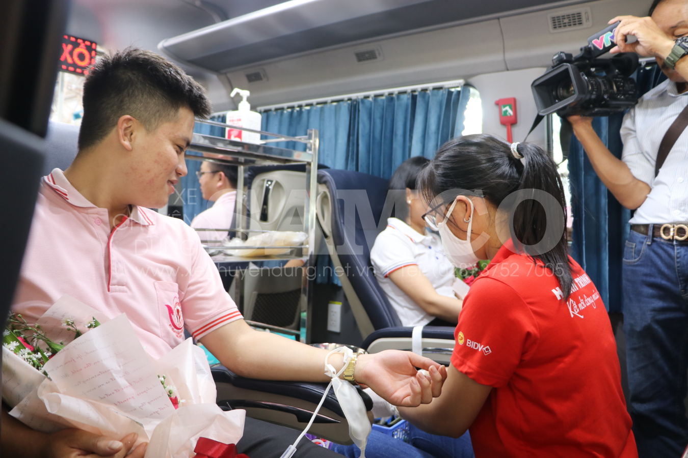 Tình nguyện viên hiến mau trong buổi lễ bàn giao và vận hành xe hiến máu samco
