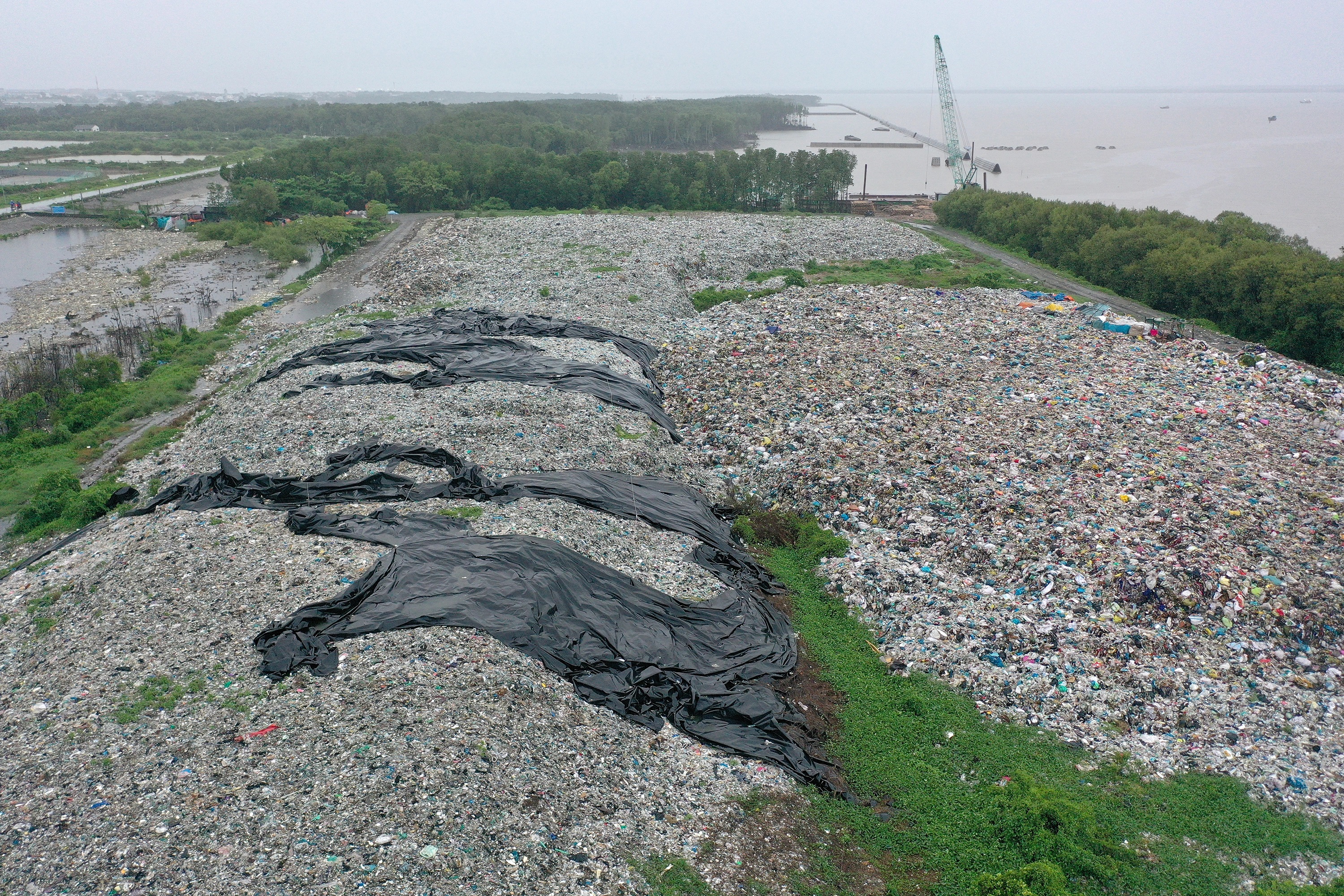 Vì sao ô nhiễm rác ở miền Tây trải từ đất liền ra tới biển đảo?
